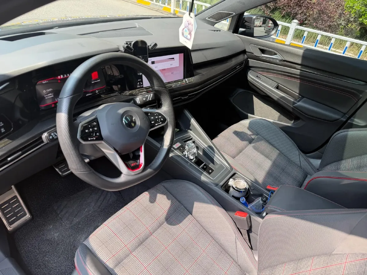 2021 Volkswagen GolfGTI 2.0T 220HP L4 7DCT,autocango,china used car exporter,china ev exporter,chinese used car exporter,chinese used ev exporter