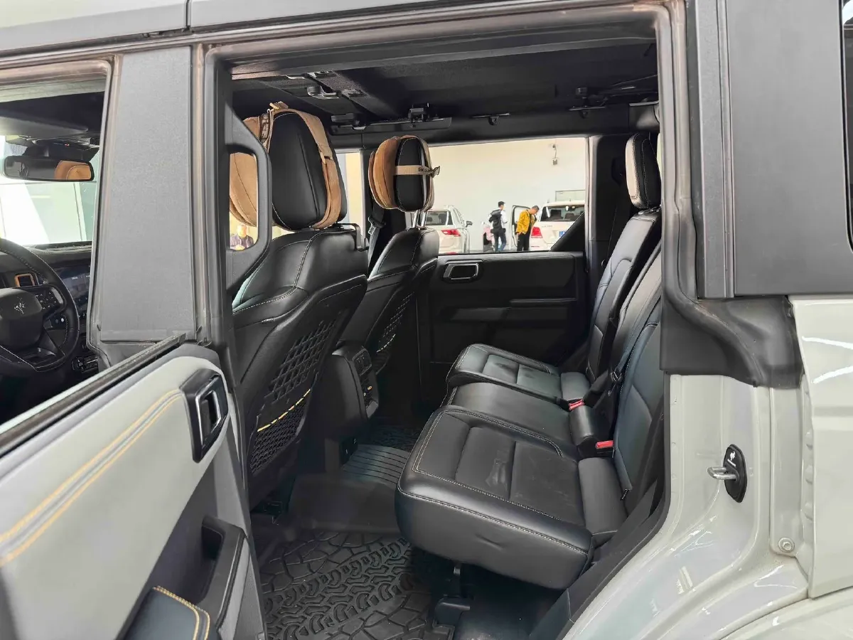 2024 Ford Bronco 2.3T 275HP L4 10AT,autocango,china used car exporter,china ev exporter,chinese used car exporter,chinese used ev exporter