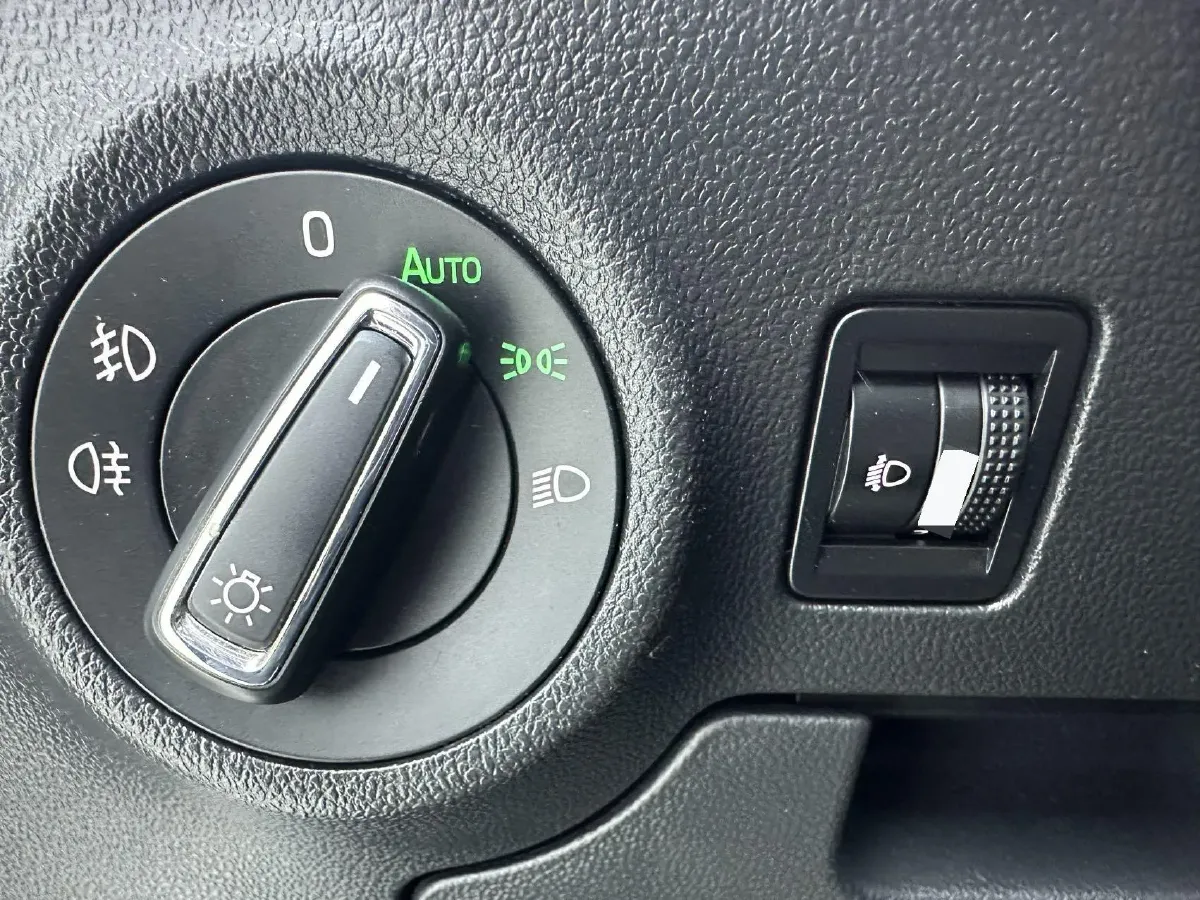 2021 Skoda Karoq 1.4T 150HP L4 7DCT,autocango,china used car exporter,china ev exporter,chinese used car exporter,chinese used ev exporter