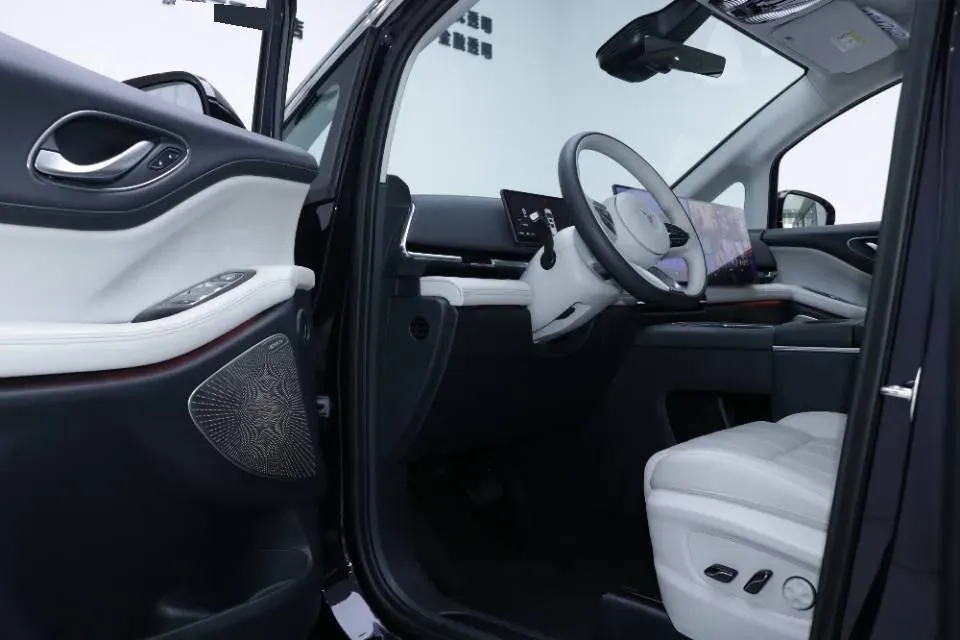 2025 Voyah Dream 1.5T 150HP L4 PHEV 41.7KWH,autocango,china used car exporter,china ev exporter,chinese used car exporter,chinese used ev exporter