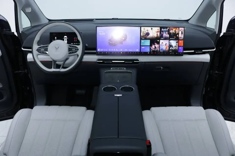 2025 Voyah Dream 1.5T 150HP L4 PHEV 41.7KWH,autocango,china used car exporter,china ev exporter,chinese used car exporter,chinese used ev exporter