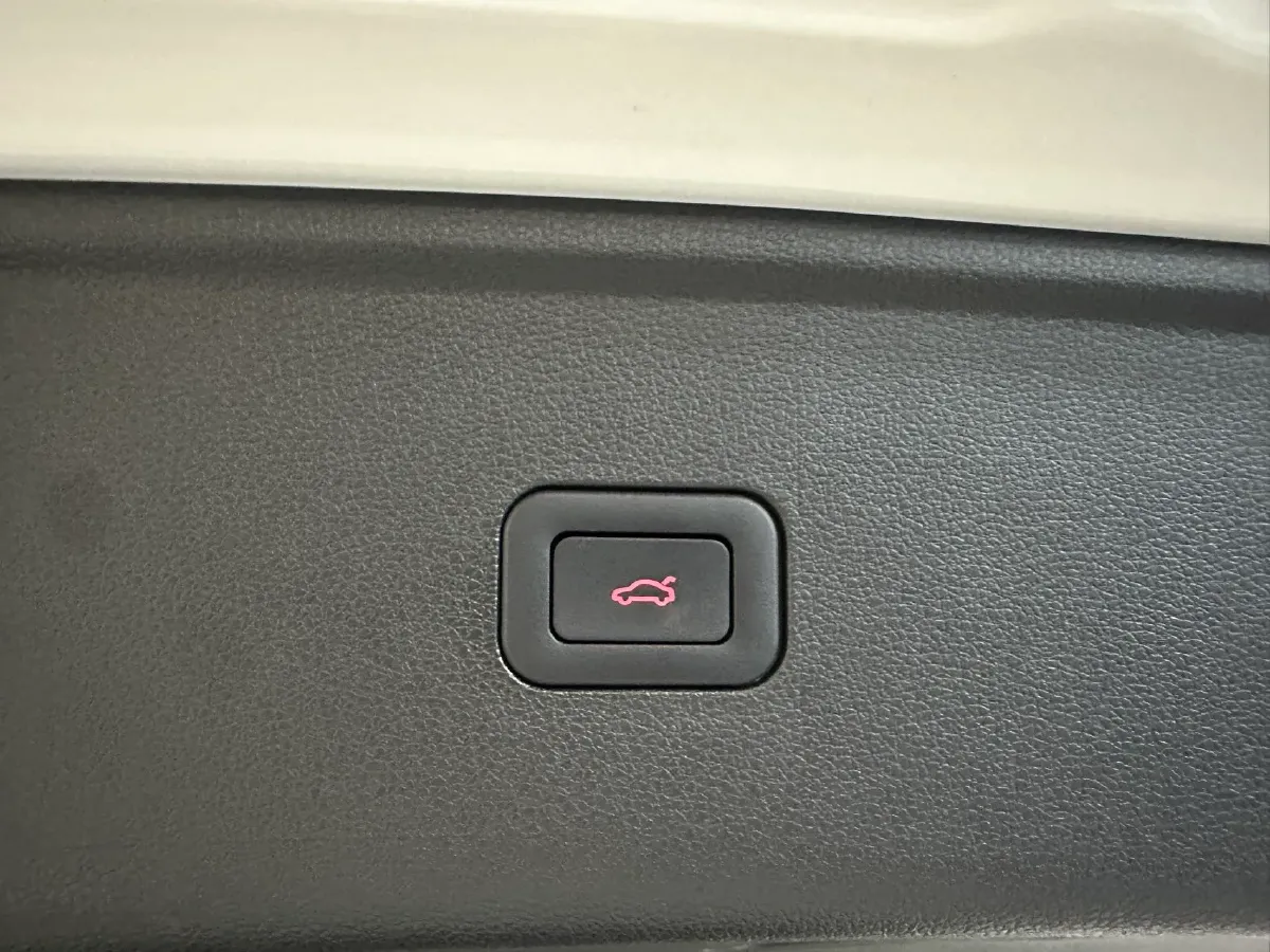 2022 HongQi HS5 2.0T 224HP L4 6AT,autocango,china used car exporter,china ev exporter,chinese used car exporter,chinese used ev exporter