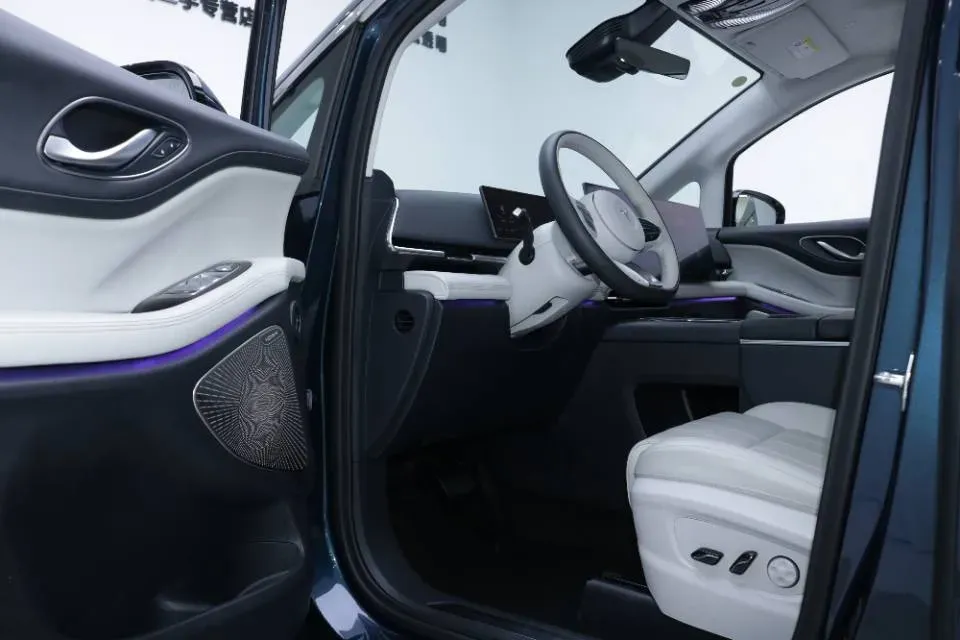 2025 Voyah Dream 1.5T 150HP L4 PHEV 41.7KWH,autocango,china used car exporter,china ev exporter,chinese used car exporter,chinese used ev exporter