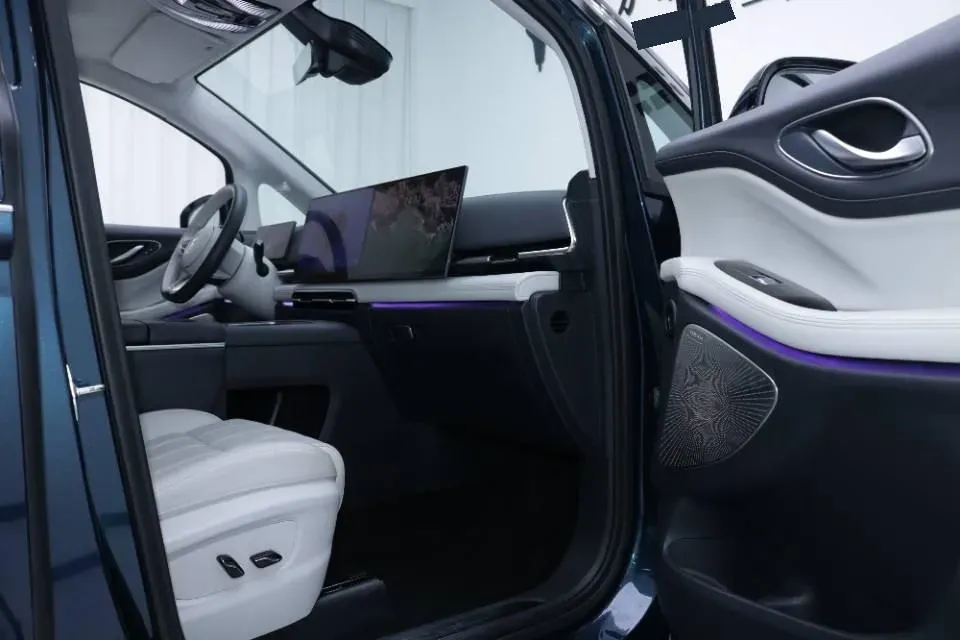 2025 Voyah Dream 1.5T 150HP L4 PHEV 41.7KWH,autocango,china used car exporter,china ev exporter,chinese used car exporter,chinese used ev exporter