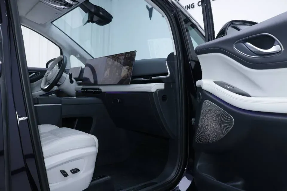 2025 Voyah Dream 1.5T 150HP L4 PHEV 41.7KWH,autocango,china used car exporter,china ev exporter,chinese used car exporter,chinese used ev exporter