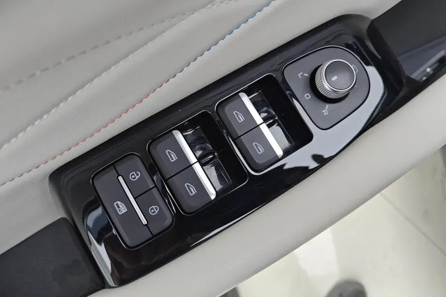 2021 Geely Monjaro 2.0T 218HP L4 7DCT,autocango,china used car exporter,china ev exporter,chinese used car exporter,chinese used ev exporter