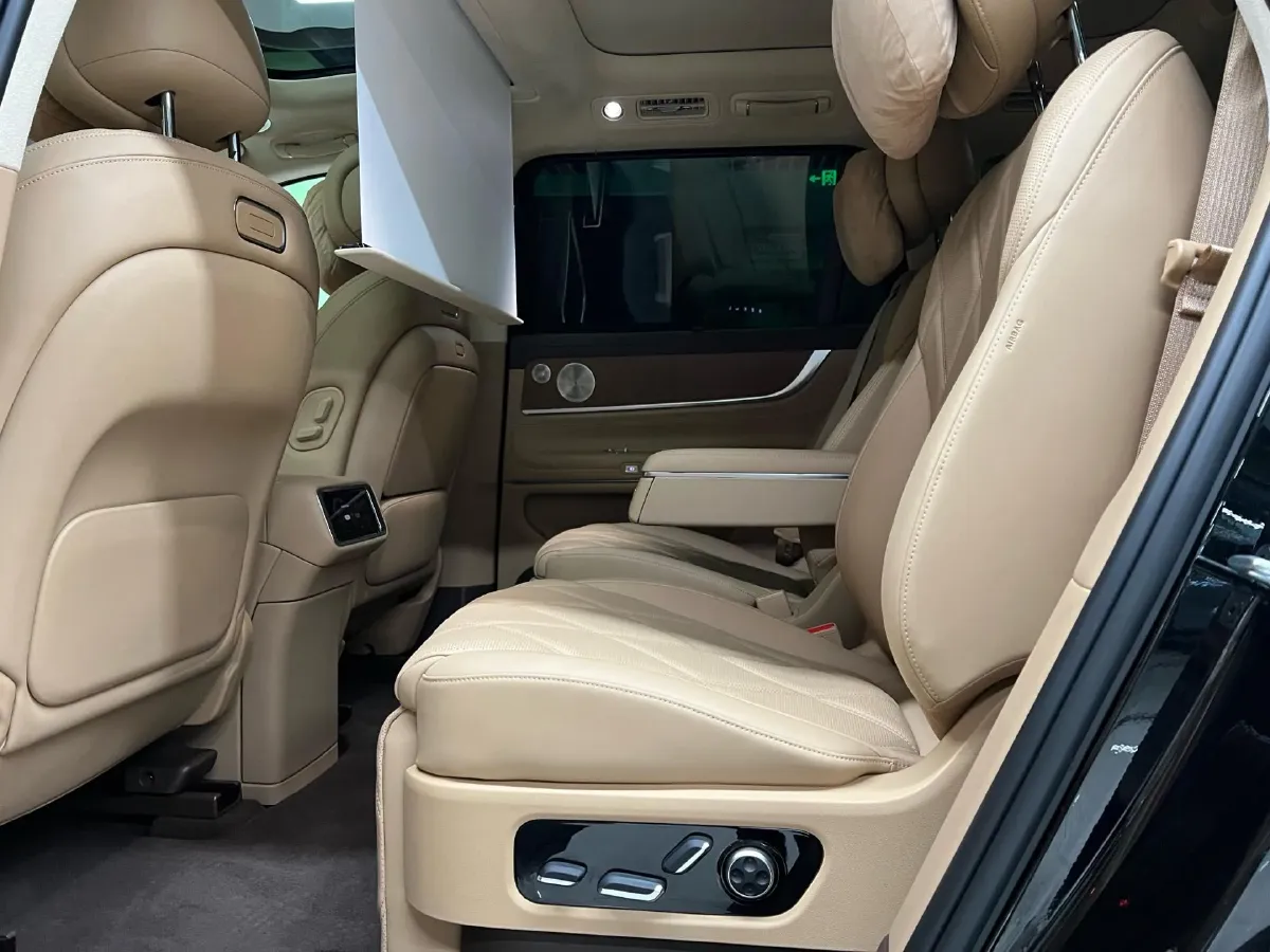 2025 AITO AITO M9 REEV 160HP REEV 52KWH,autocango,china used car exporter,china ev exporter,chinese used car exporter,chinese used ev exporter