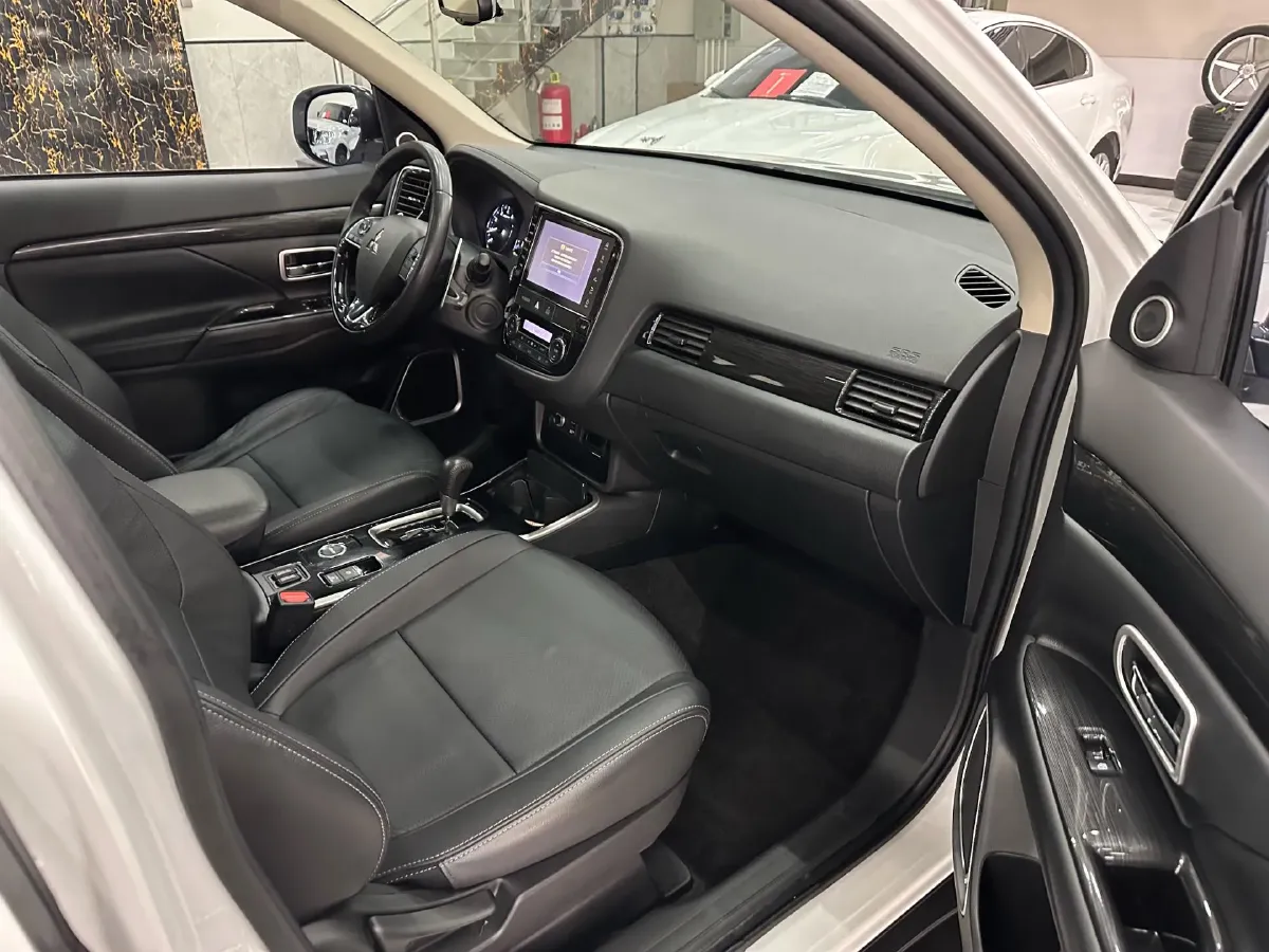 2018 Mitsubishi Outlander 2.4L 192HP L4 CVT,autocango,china used car exporter,china ev exporter,chinese used car exporter,chinese used ev exporter