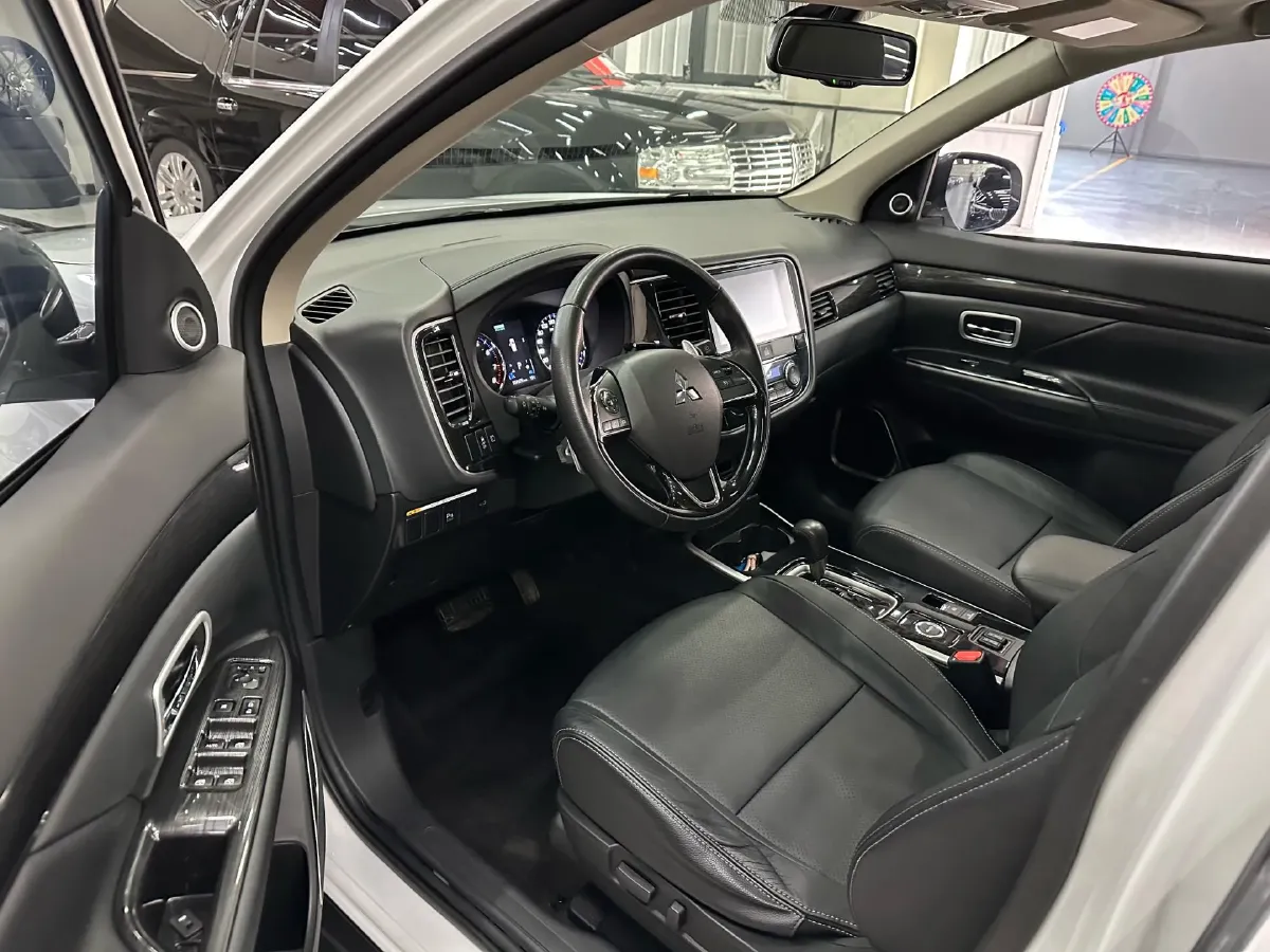 2018 Mitsubishi Outlander 2.4L 192HP L4 CVT,autocango,china used car exporter,china ev exporter,chinese used car exporter,chinese used ev exporter