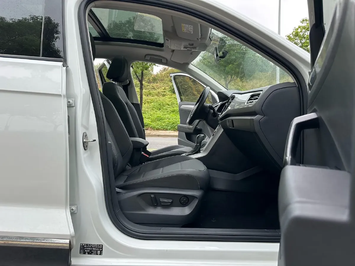 2021 Volkswagen T-Roc 1.4T 150HP L4 7DCT,autocango,china used car exporter,china ev exporter,chinese used car exporter,chinese used ev exporter