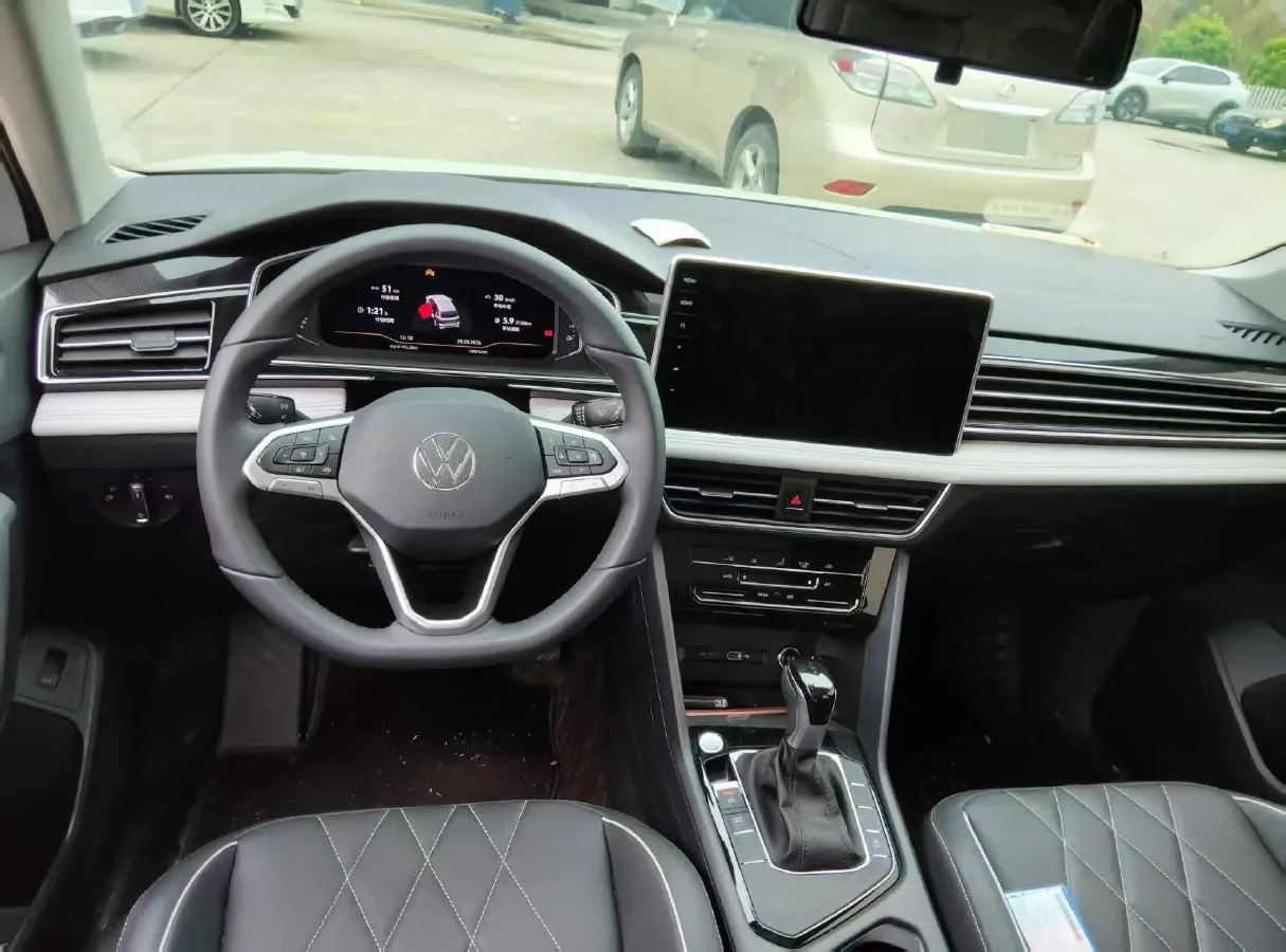 2024 Volkswagen Tiguan L 2.0T 186HP L4 7DCT,autocango,china used car exporter,china ev exporter,chinese used car exporter,chinese used ev exporter