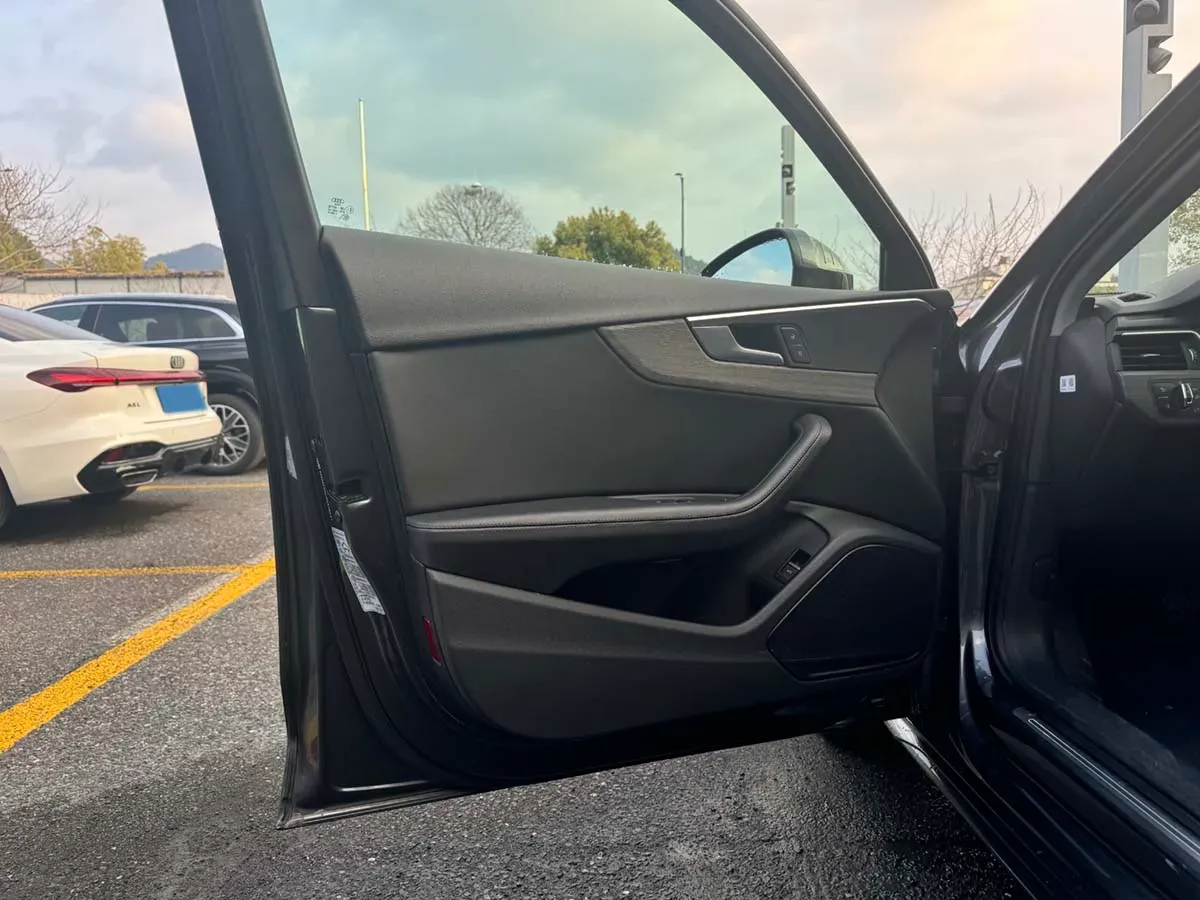 2022 Audi A4L 2.0T 190HP L4 7DCT,autocango,china used car exporter,china ev exporter,chinese used car exporter,chinese used ev exporter