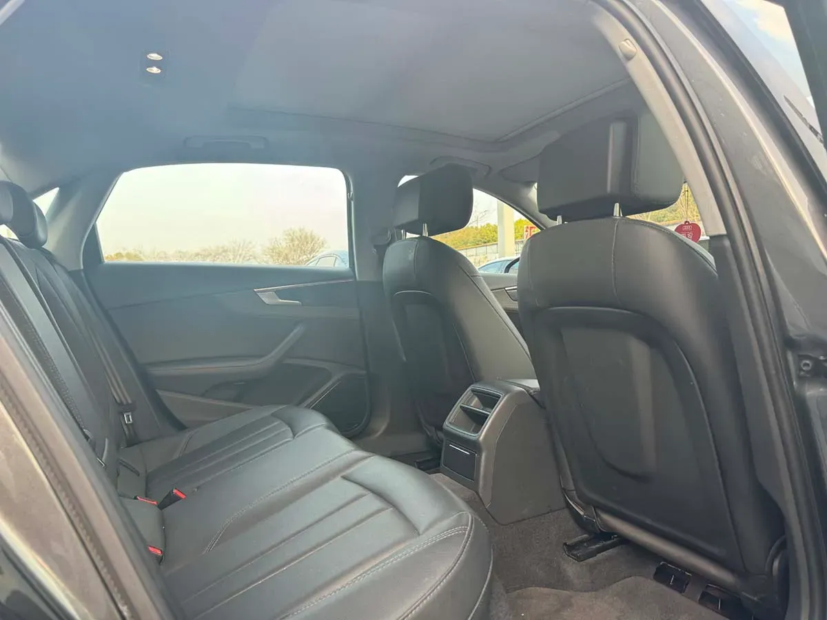 2022 Audi A4L 2.0T 190HP L4 7DCT,autocango,china used car exporter,china ev exporter,chinese used car exporter,chinese used ev exporter