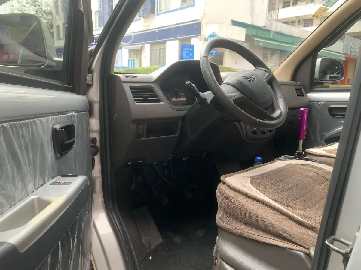 2022 WuLing RongGuang S 1.2L 76HP L4 5MT,autocango,china used car exporter,china ev exporter,chinese used car exporter,chinese used ev exporter