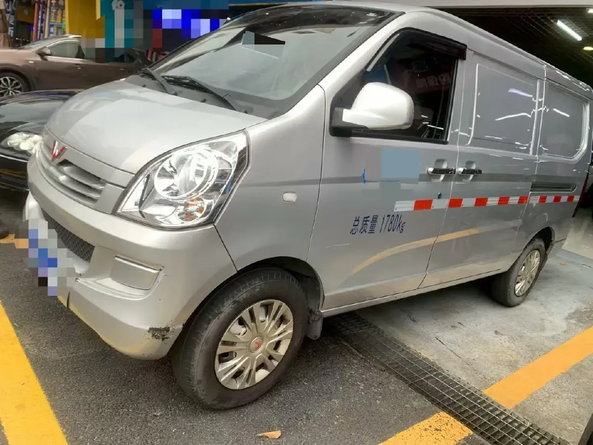 2022 WuLing RongGuang S 1.2L 76HP L4 5MT,autocango,china used car exporter,china ev exporter,chinese used car exporter,chinese used ev exporter