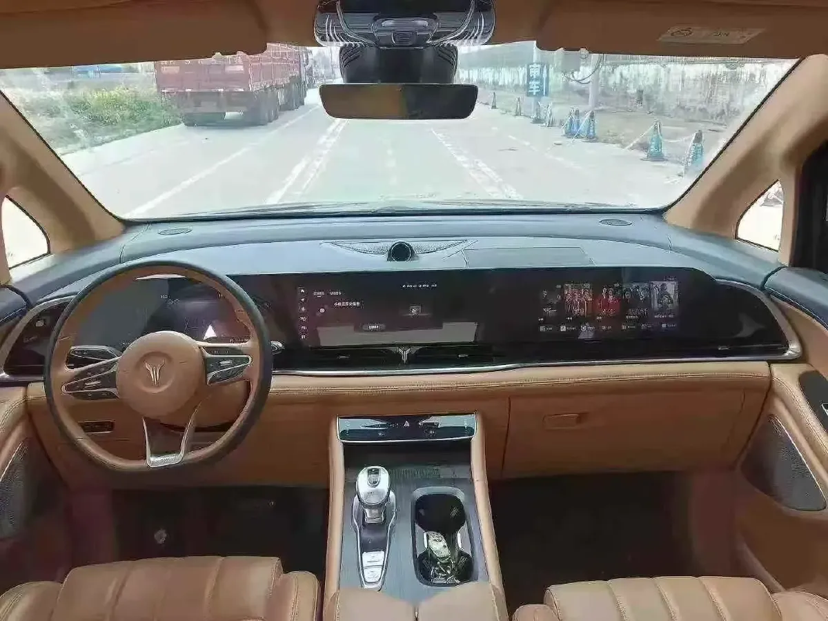 2024 Voyah Dream 1.5T 150HP L4 PHEV 43KWH,autocango,china used car exporter,china ev exporter,chinese used car exporter,chinese used ev exporter