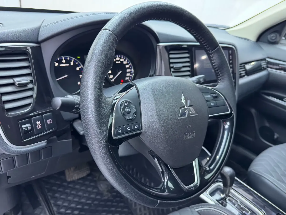 2021 Mitsubishi Outlander 2.0L 166HP L4 CVT,autocango,china used car exporter,china ev exporter,chinese used car exporter,chinese used ev exporter