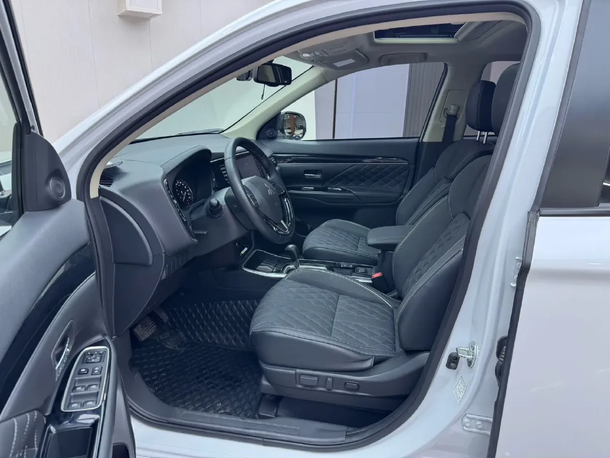 2021 Mitsubishi Outlander 2.0L 166HP L4 CVT,autocango,china used car exporter,china ev exporter,chinese used car exporter,chinese used ev exporter