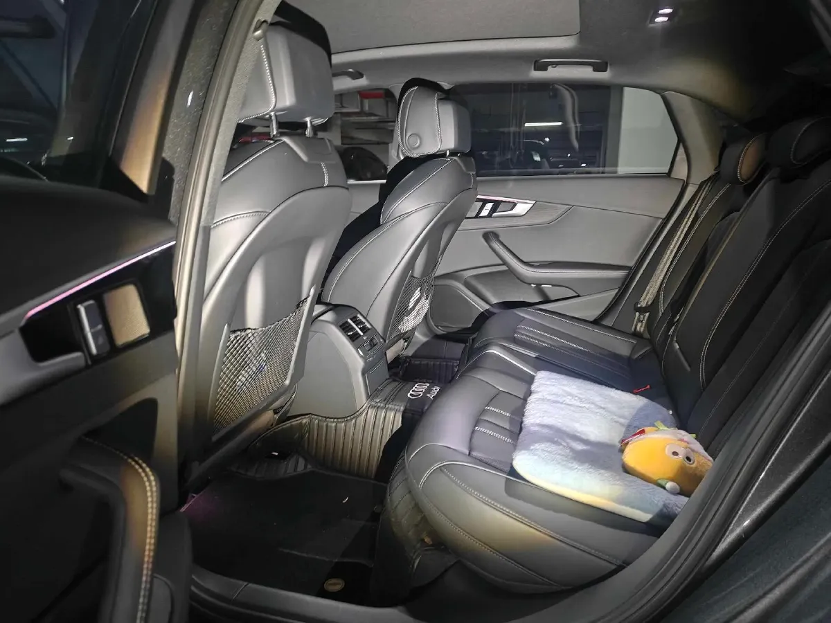 2024 Audi A4L 2.0T 190HP L4 7DCT,autocango,china used car exporter,china ev exporter,chinese used car exporter,chinese used ev exporter