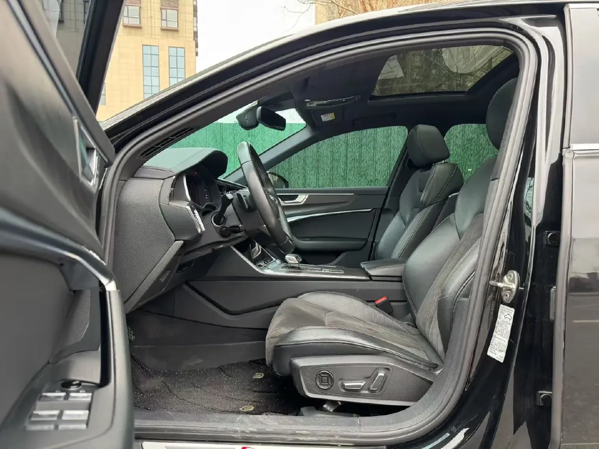 2023 Audi A6L 2.0T 245HP L4 7DCT,autocango,china used car exporter,china ev exporter,chinese used car exporter,chinese used ev exporter