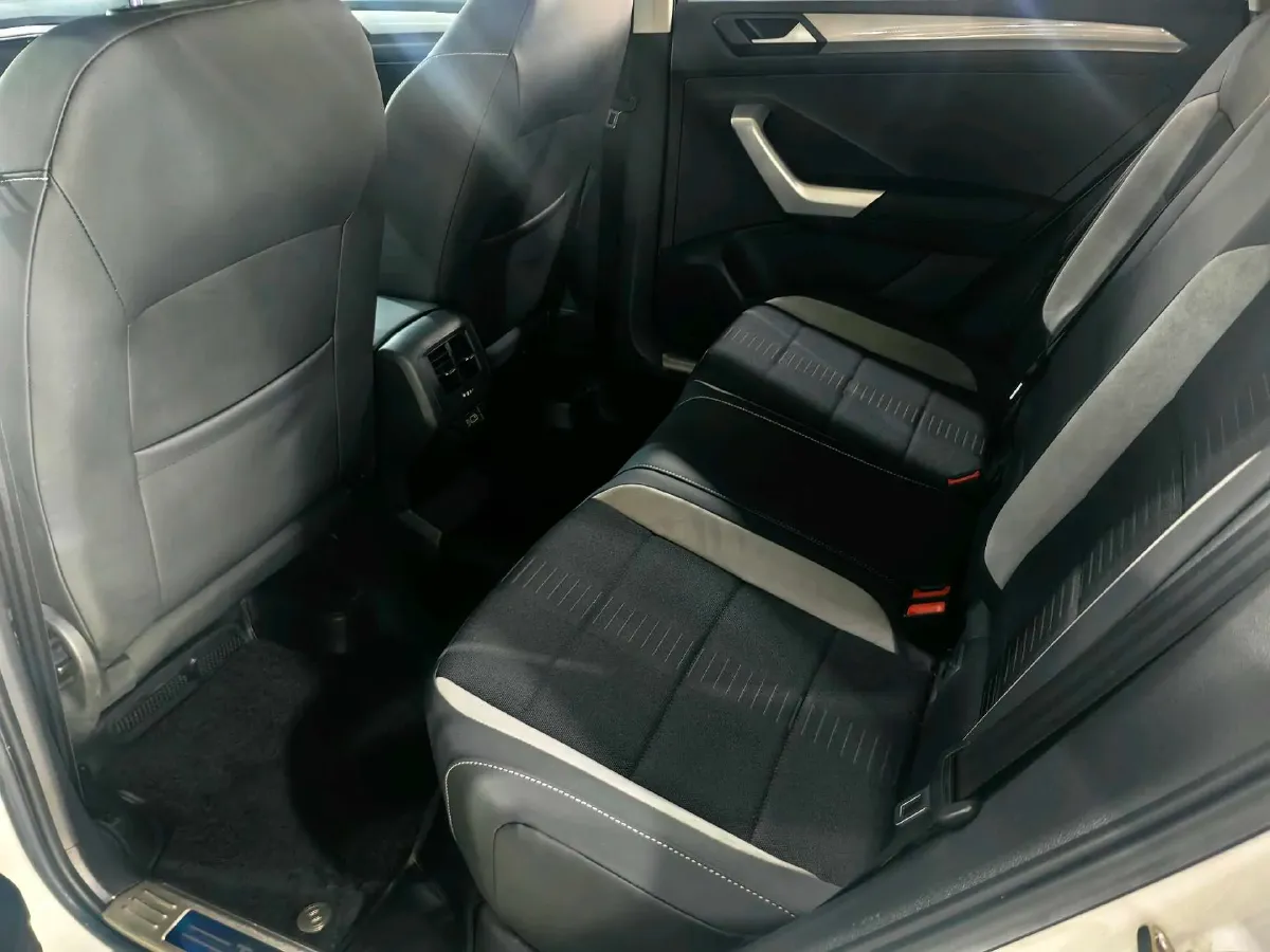 2022 Volkswagen T-Roc 1.4T 150HP L4 7DCT,autocango,china used car exporter,china ev exporter,chinese used car exporter,chinese used ev exporter