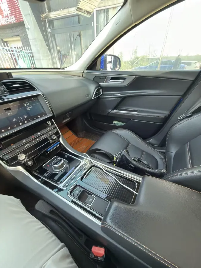 2019 Land Rover Discovery Sport 2.0T 200HP L4 9AT,autocango,china used car exporter,china ev exporter,chinese used car exporter,chinese used ev exporter