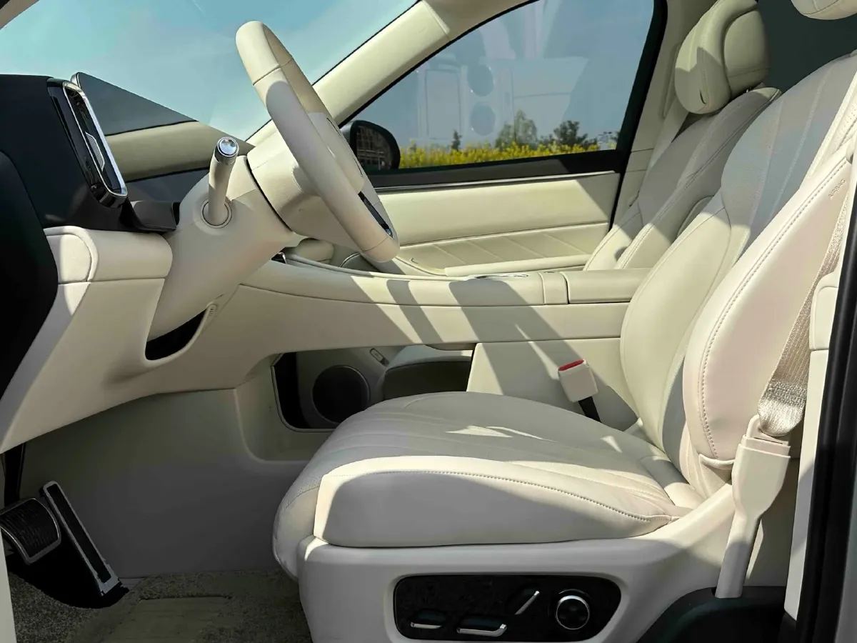 2025 AITO AITO M8 REEV 160HP REEV 53.4KWH,autocango,china used car exporter,china ev exporter,chinese used car exporter,chinese used ev exporter