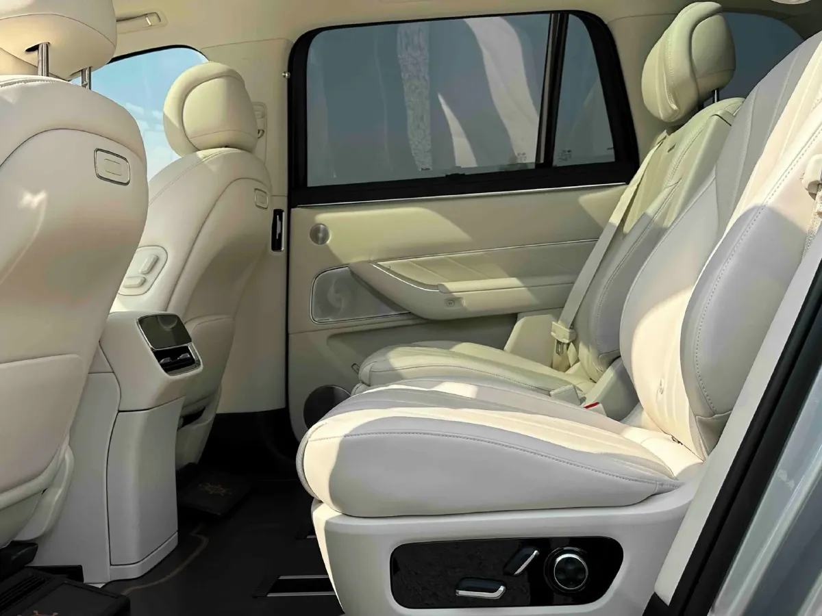 2025 AITO AITO M8 REEV 160HP REEV 53.4KWH,autocango,china used car exporter,china ev exporter,chinese used car exporter,chinese used ev exporter