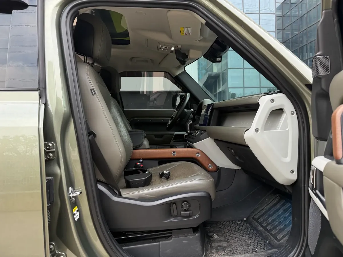 2022 Land Rover Defender 3.0T 400HP L6 8AT,autocango,china used car exporter,china ev exporter,chinese used car exporter,chinese used ev exporter
