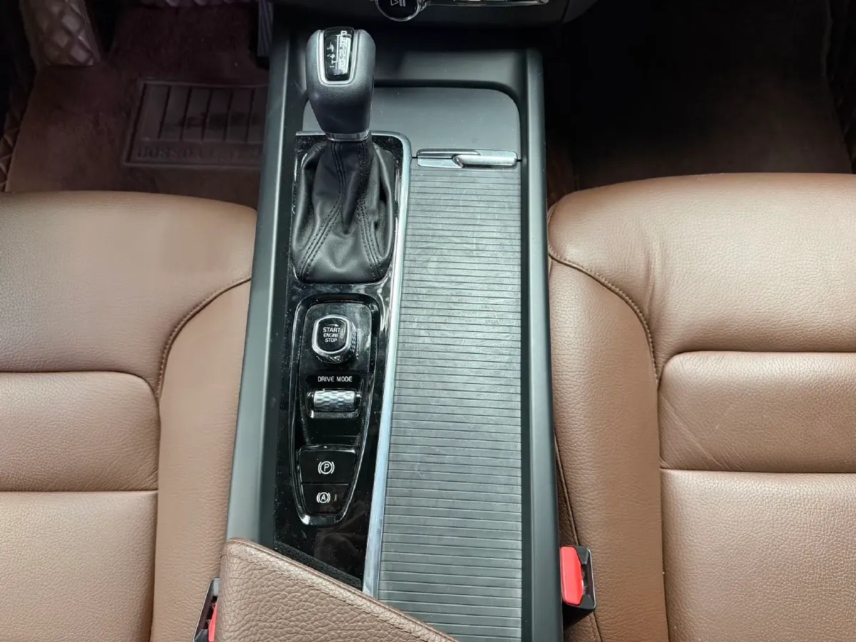 2020 Volvo XC60 2.0T 254HP L4 8AT,autocango,china used car exporter,china ev exporter,chinese used car exporter,chinese used ev exporter