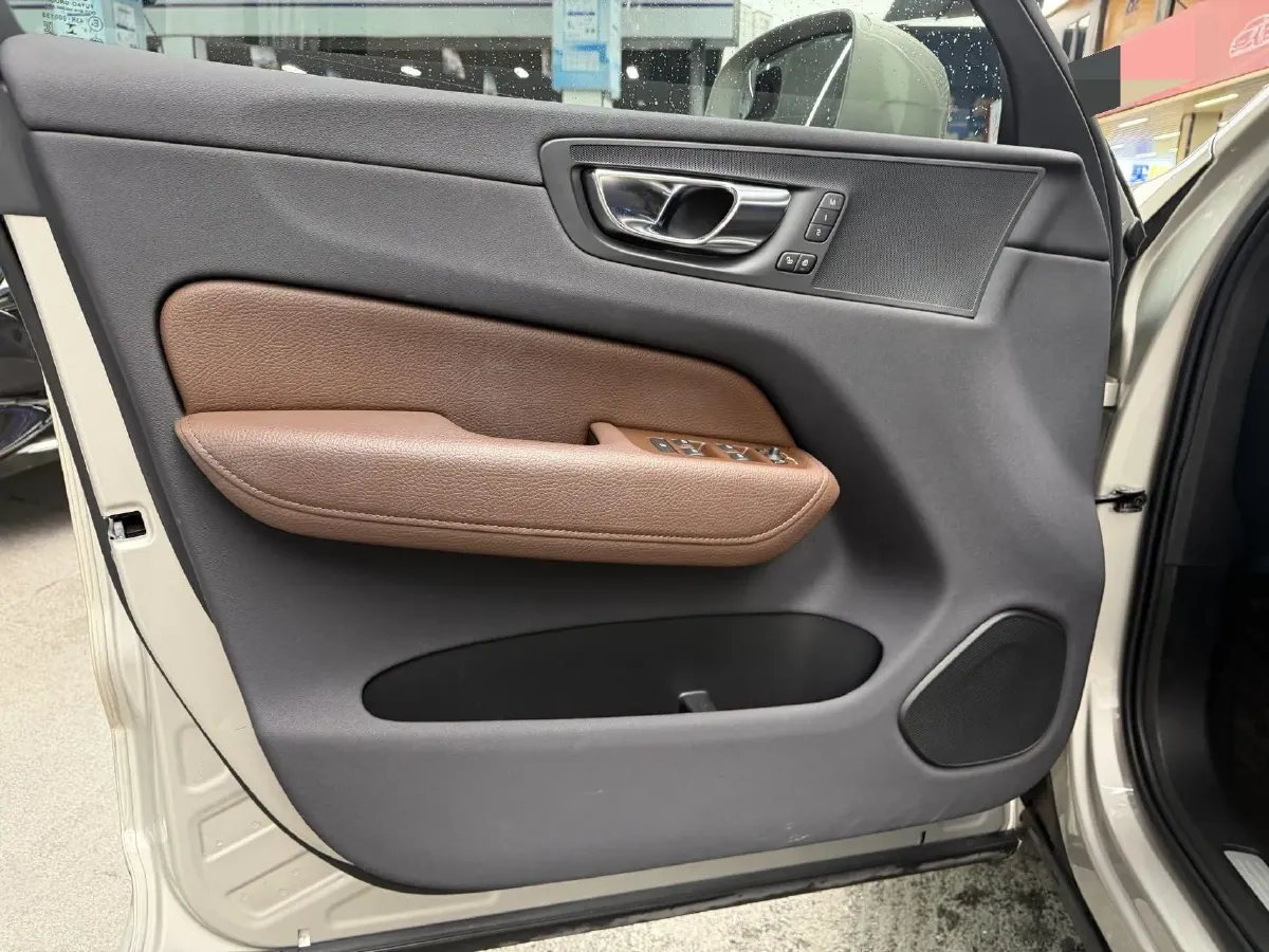 2020 Volvo XC60 2.0T 254HP L4 8AT,autocango,china used car exporter,china ev exporter,chinese used car exporter,chinese used ev exporter