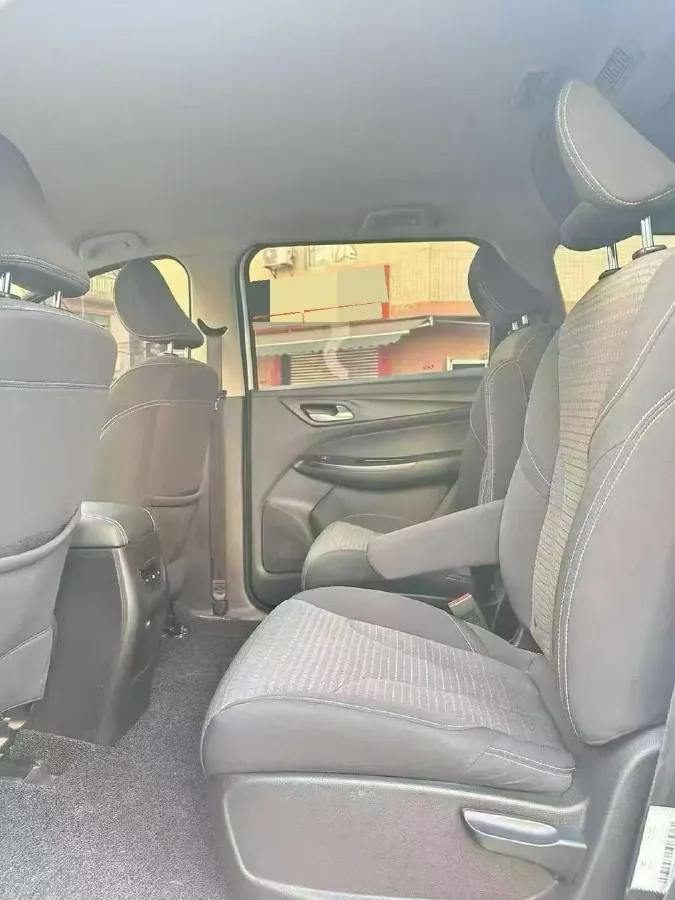 2019 BaoJun 730 1.5L 105HP L4 6MT,autocango,china used car exporter,china ev exporter,chinese used car exporter,chinese used ev exporter