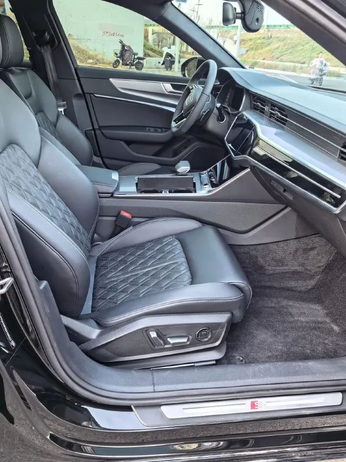 2025 Audi A6L 2.0T 245HP L4 7DCT,autocango,china used car exporter,china ev exporter,chinese used car exporter,chinese used ev exporter