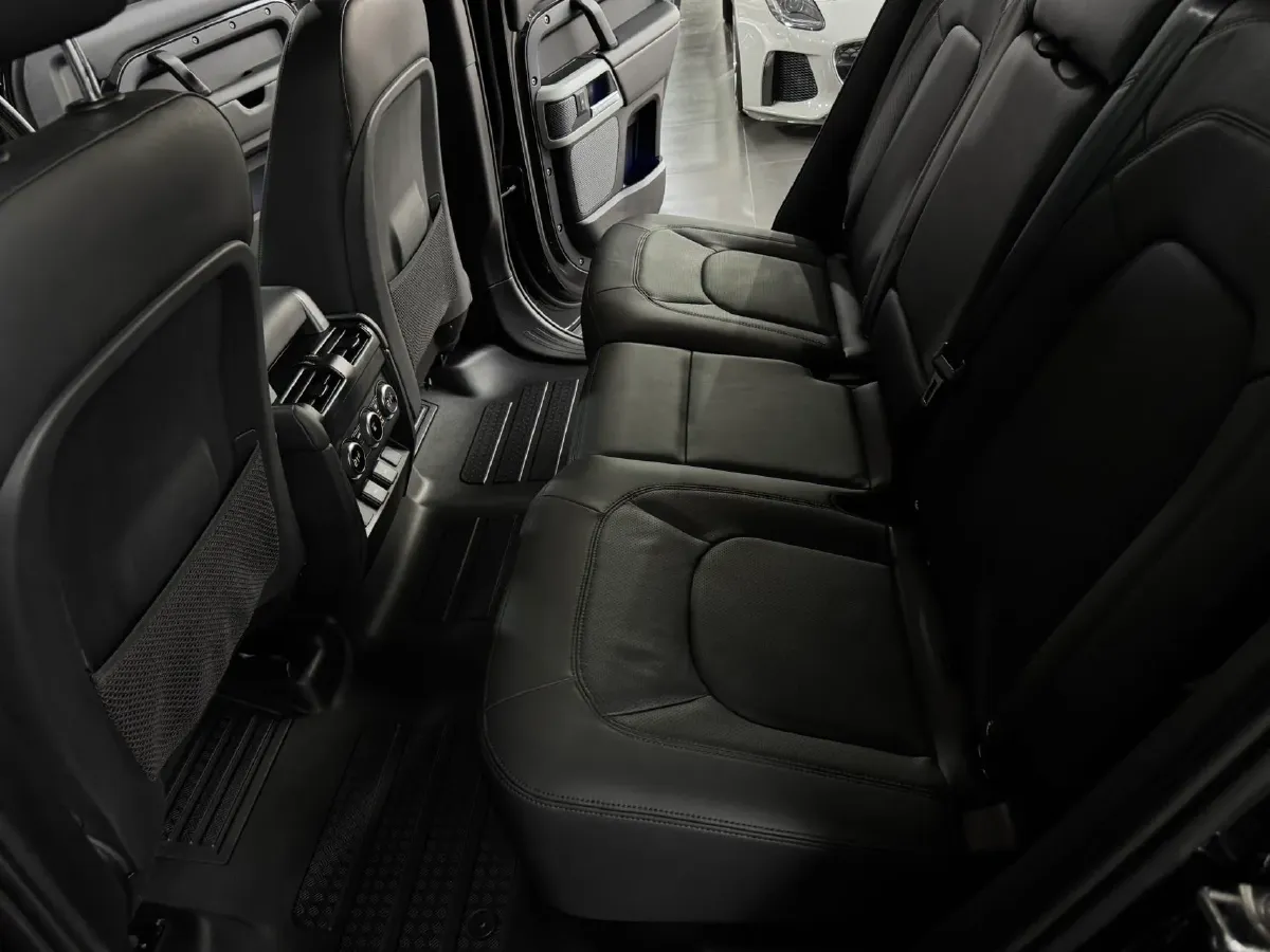 2024 Land Rover Defender 3.0T 400HP L6 8AT,autocango,china used car exporter,china ev exporter,chinese used car exporter,chinese used ev exporter