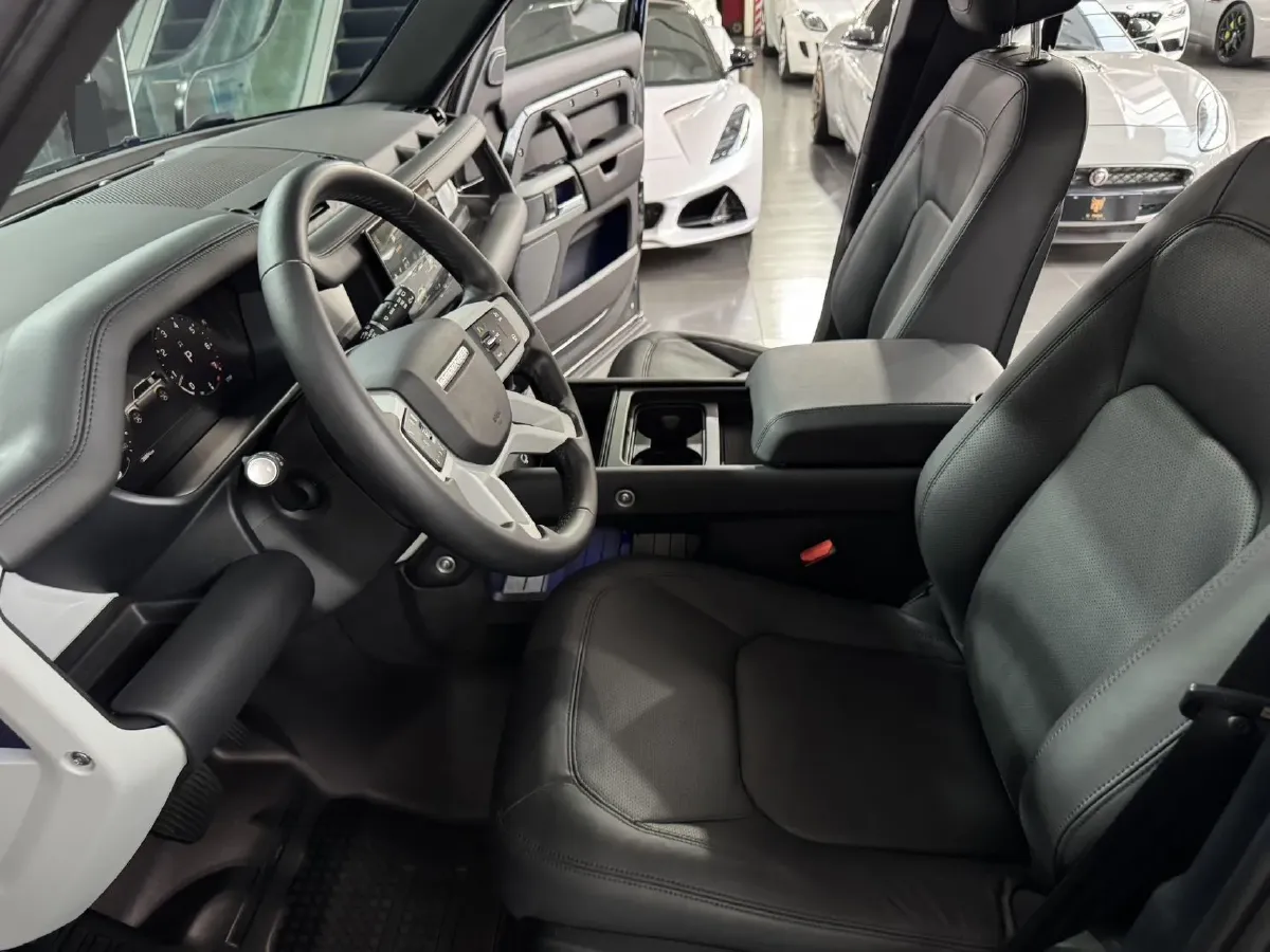 2024 Land Rover Defender 3.0T 400HP L6 8AT,autocango,china used car exporter,china ev exporter,chinese used car exporter,chinese used ev exporter