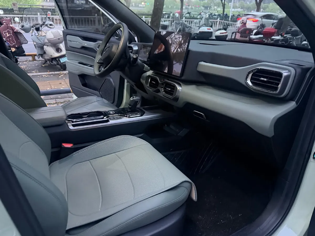 2025 Geely Cowboy 1.5T 181HP L4 7DCT,autocango,china used car exporter,china ev exporter,chinese used car exporter,chinese used ev exporter