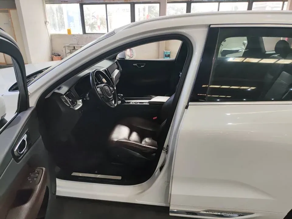 2020 Volvo XC60 2.0T 254HP L4 8AT,autocango,china used car exporter,china ev exporter,chinese used car exporter,chinese used ev exporter