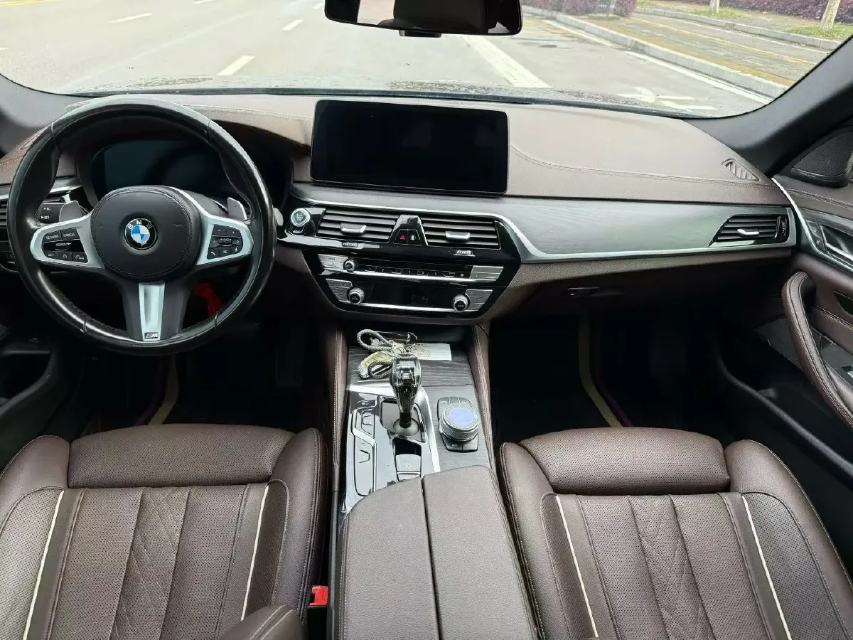 2022 BMW 5 Series 2.0T 252HP L4 8AT,autocango,china used car exporter,china ev exporter,chinese used car exporter,chinese used ev exporter