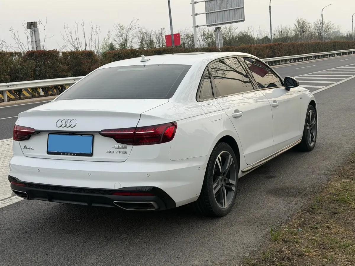 2022 Audi A4L 2.0T 190HP L4 7DCT,autocango,china used car exporter,china ev exporter,chinese used car exporter,chinese used ev exporter