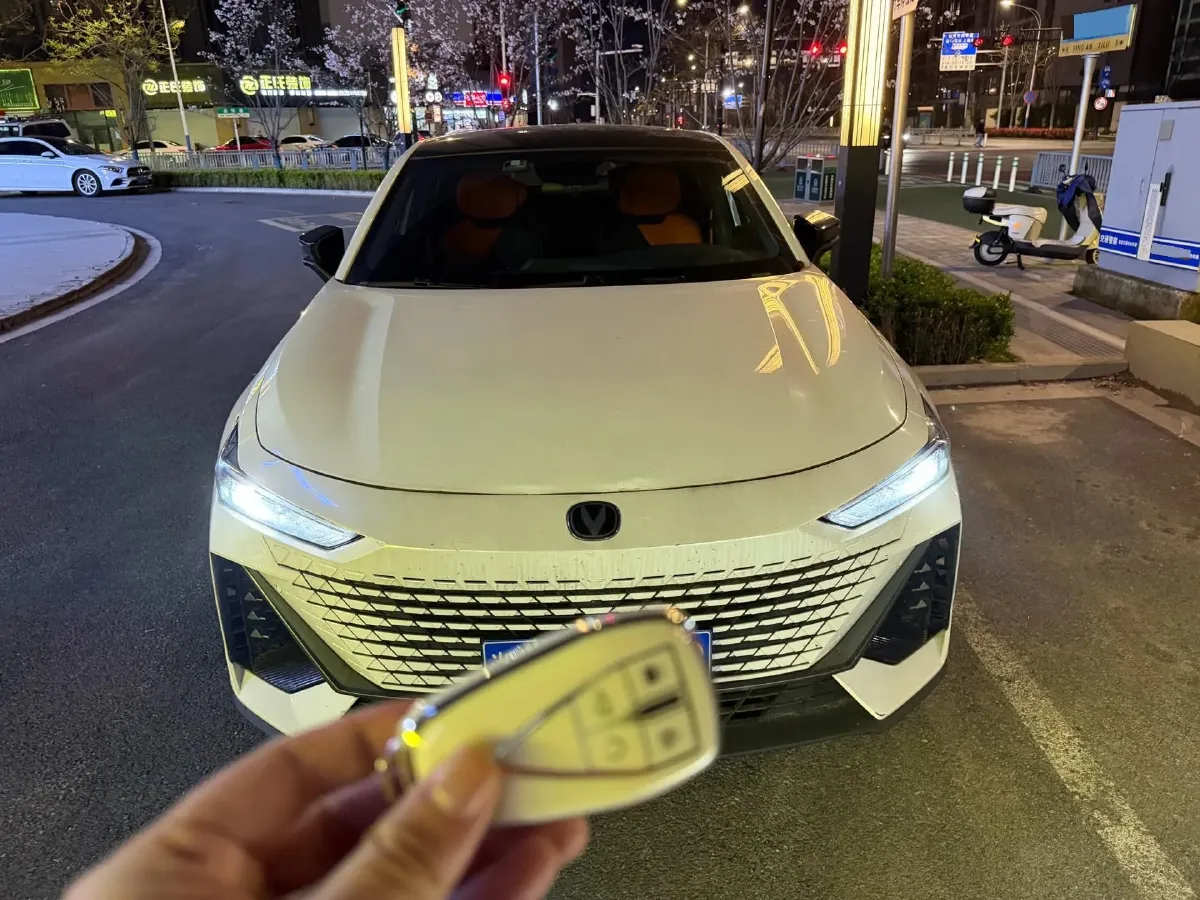 2022 ChangAn UNI-V 1.5T 188HP L4 7DCT,autocango,china used car exporter,china ev exporter,chinese used car exporter,chinese used ev exporter