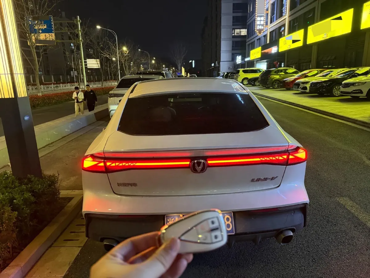 2022 ChangAn UNI-V 1.5T 188HP L4 7DCT,autocango,china used car exporter,china ev exporter,chinese used car exporter,chinese used ev exporter