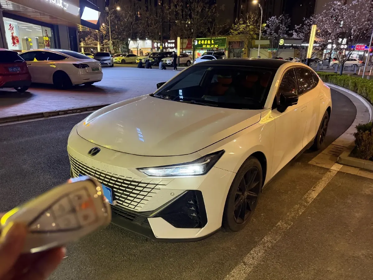 2022 ChangAn UNI-V 1.5T 188HP L4 7DCT,autocango,china used car exporter,china ev exporter,chinese used car exporter,chinese used ev exporter