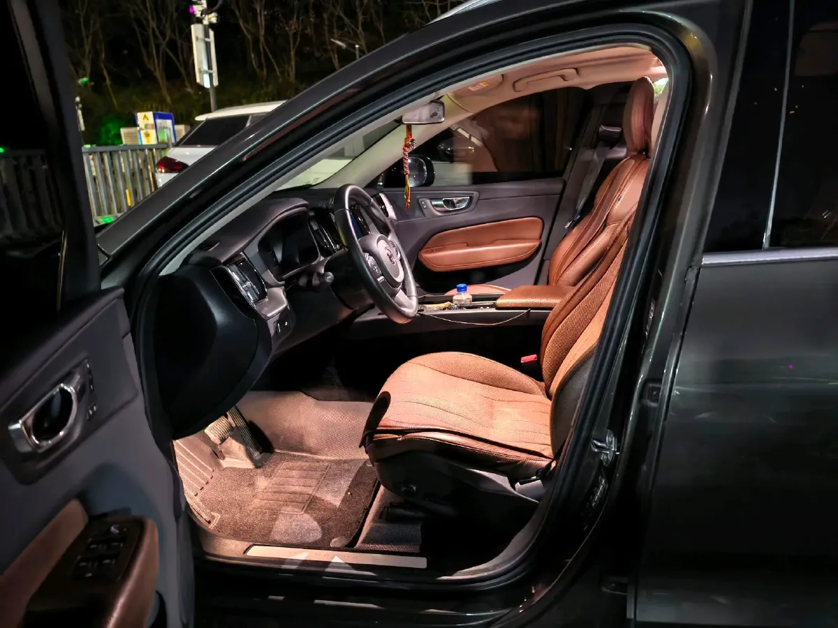 2020 Volvo XC60 2.0T 254HP L4 8AT,autocango,china used car exporter,china ev exporter,chinese used car exporter,chinese used ev exporter