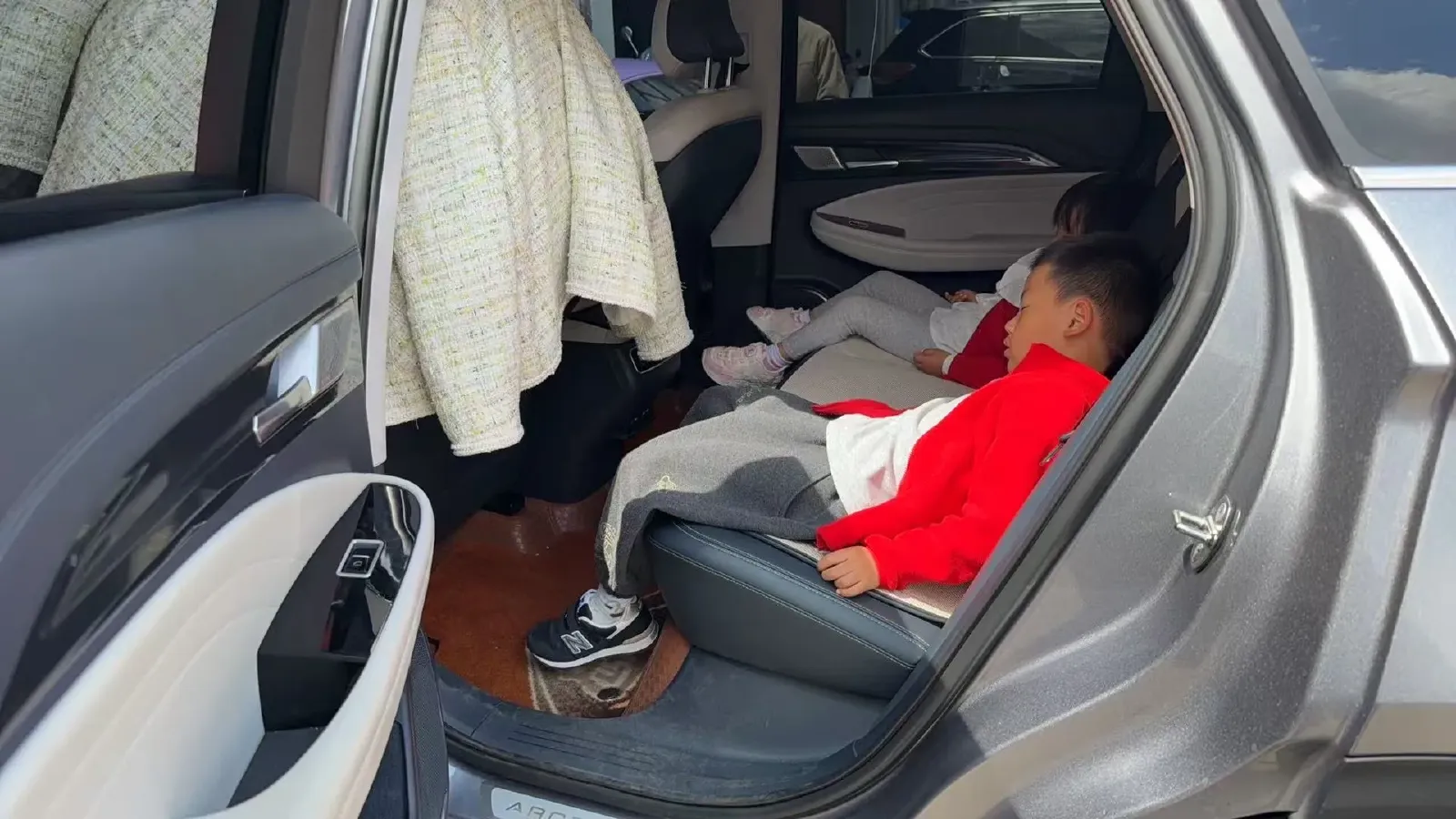 2022 ARCFOX αT BEV 93.6KWH,autocango,china used car exporter,china ev exporter,chinese used car exporter,chinese used ev exporter