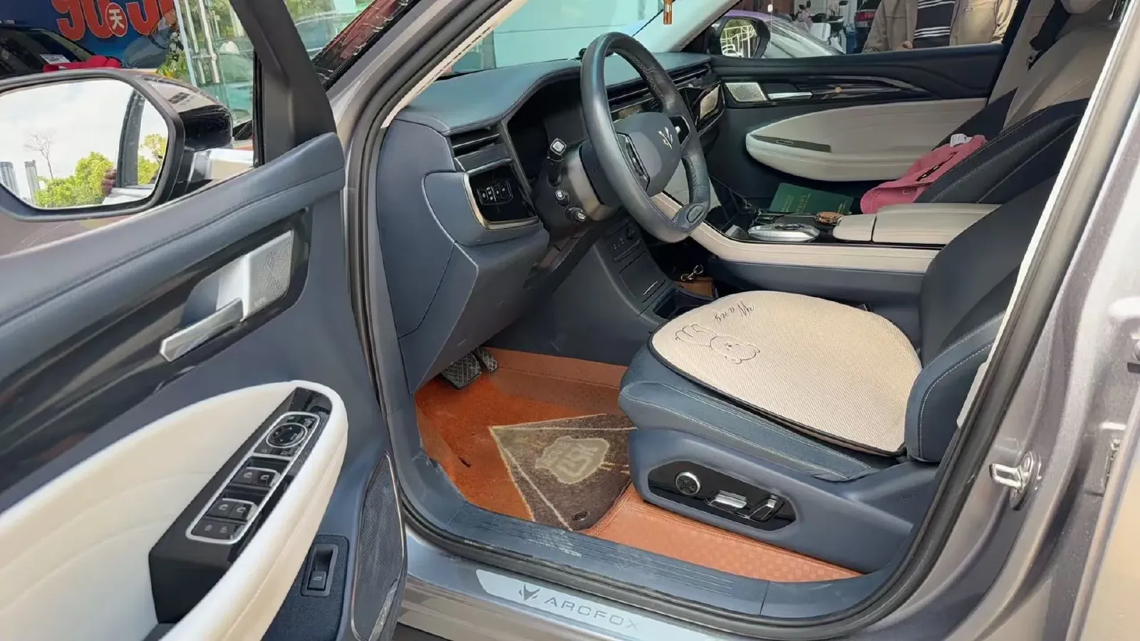 2022 ARCFOX αT BEV 93.6KWH,autocango,china used car exporter,china ev exporter,chinese used car exporter,chinese used ev exporter