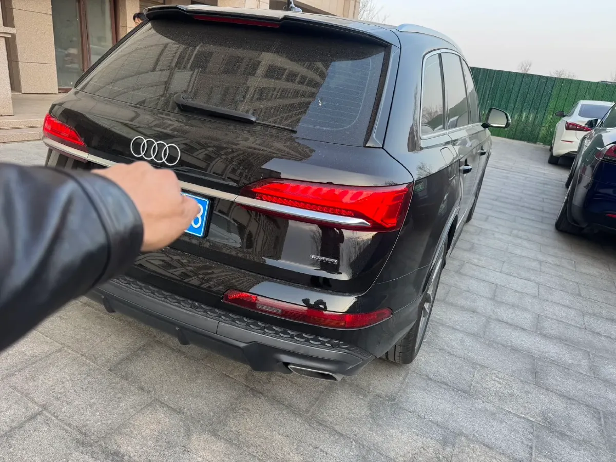 2025 Audi Q7 2.0T 265HP L4 8AT,autocango,china used car exporter,china ev exporter,chinese used car exporter,chinese used ev exporter