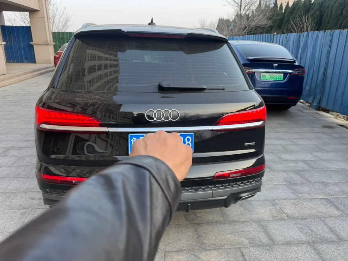 2025 Audi Q7 2.0T 265HP L4 8AT,autocango,china used car exporter,china ev exporter,chinese used car exporter,chinese used ev exporter