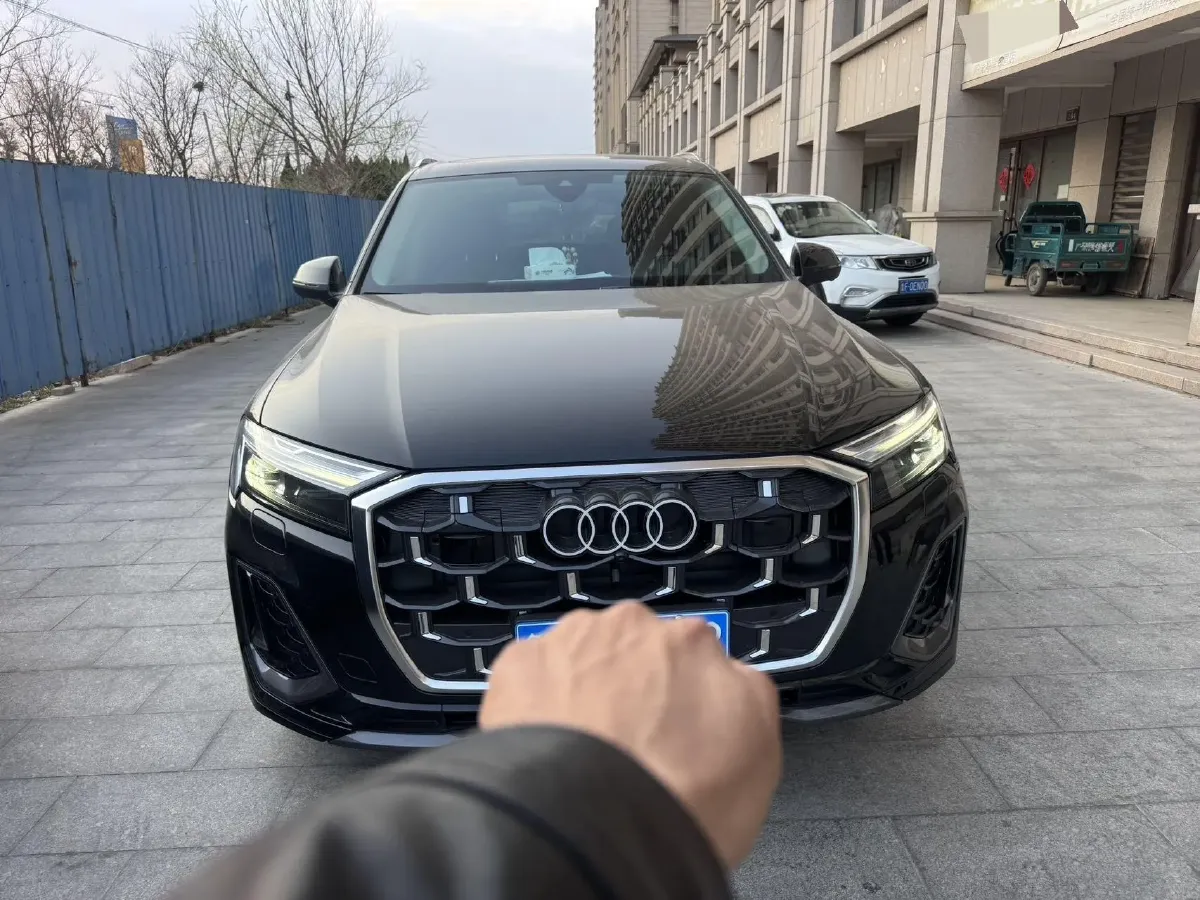 2025 Audi Q7 2.0T 265HP L4 8AT,autocango,china used car exporter,china ev exporter,chinese used car exporter,chinese used ev exporter