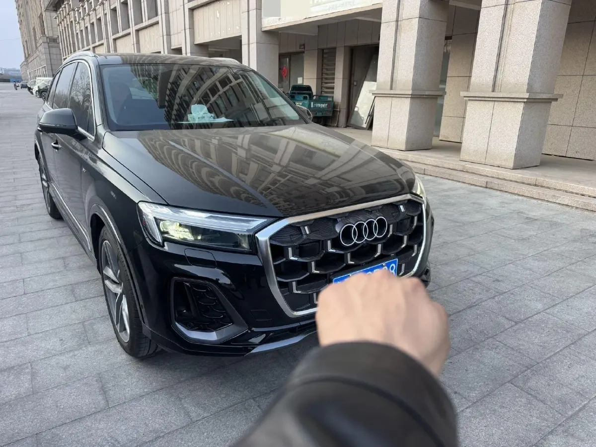 2025 Audi Q7 2.0T 265HP L4 8AT,autocango,china used car exporter,china ev exporter,chinese used car exporter,chinese used ev exporter