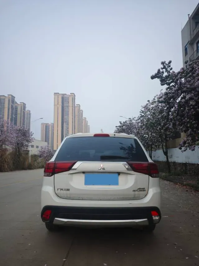 2017 Mitsubishi Outlander 2.0L 166HP L4 CVT,autocango,china used car exporter,china ev exporter,chinese used car exporter,chinese used ev exporter